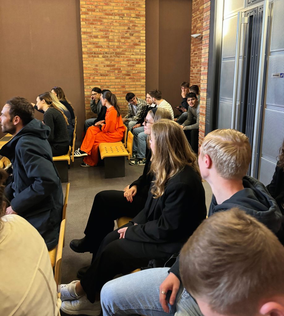 Dans le cadre de leur formation à l'ECM, les étudiants en 2ᵉ année du Parcours Grande École ont assisté à trois audiences au Tribunal des Prud'hommes.